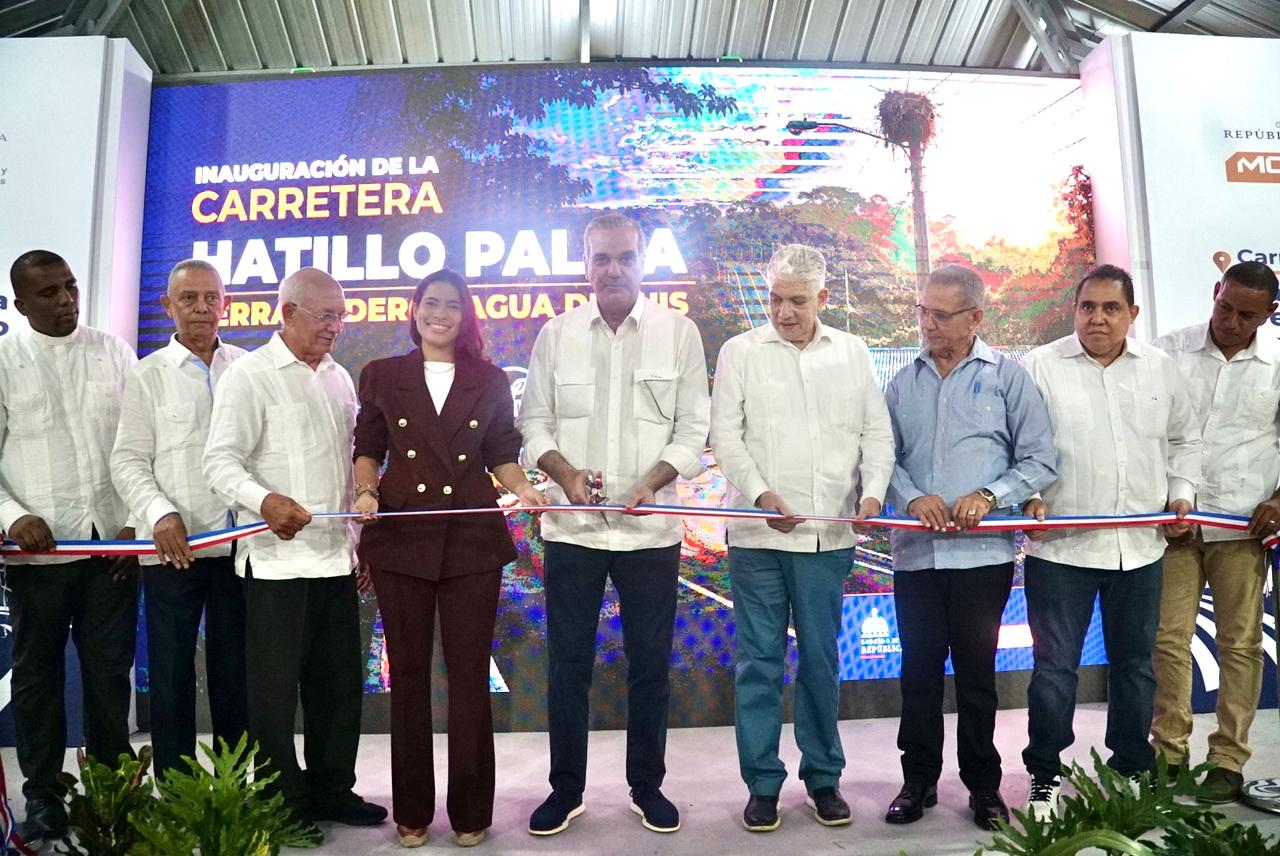 Presidente Abinader inaugura carretera Hatillo Palma–Derramadero–Agua de Luis, en Montecristi