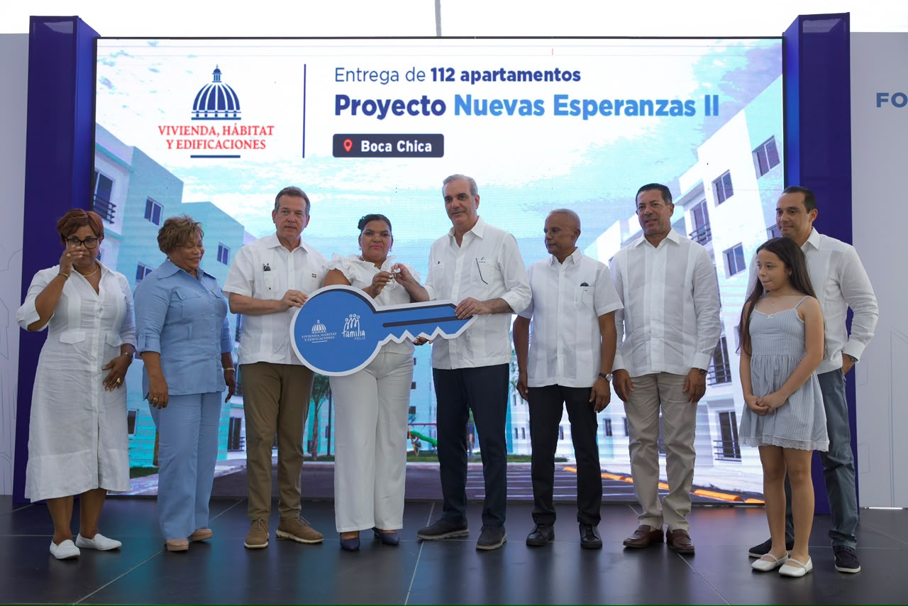 Gobierno entrega 112 apartamentos en Boca Chica