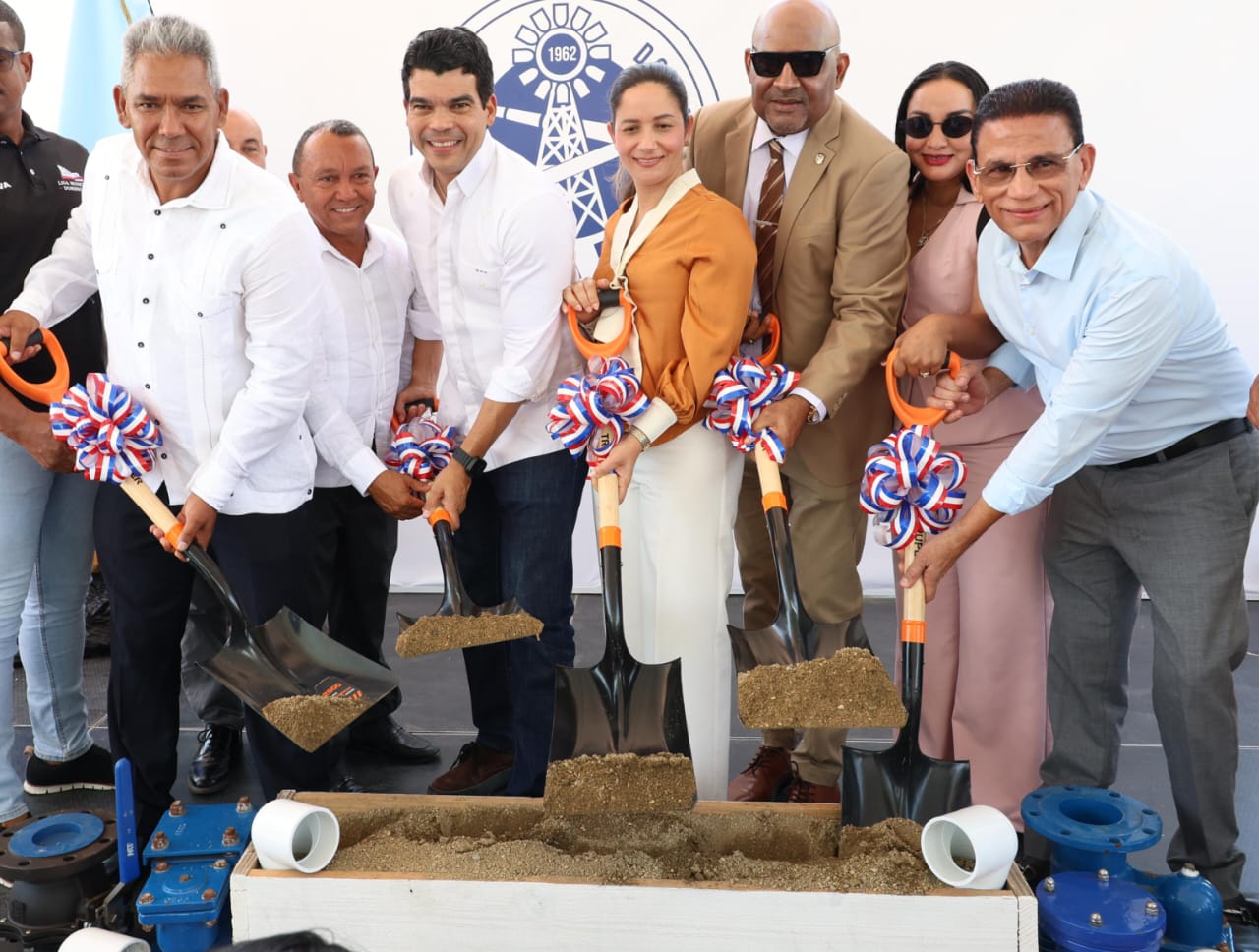 Wellington Arnaud da inicio construcción acueducto Damajagua-Maizal