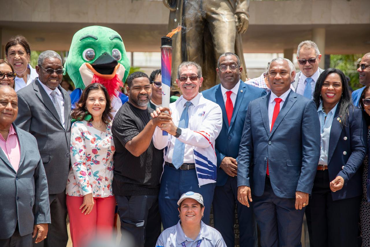 UASD recibe antorcha de Juegos Centroamericanos y del Caribe
