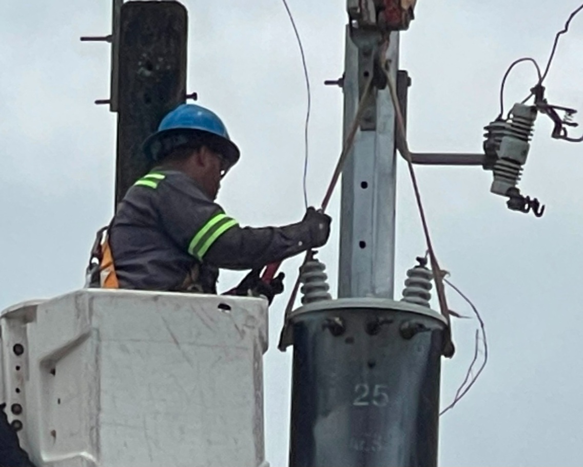 Edeeste robustece estabilidad servicio eléctrico en Yamasá; instala nuevas redes y un transformador