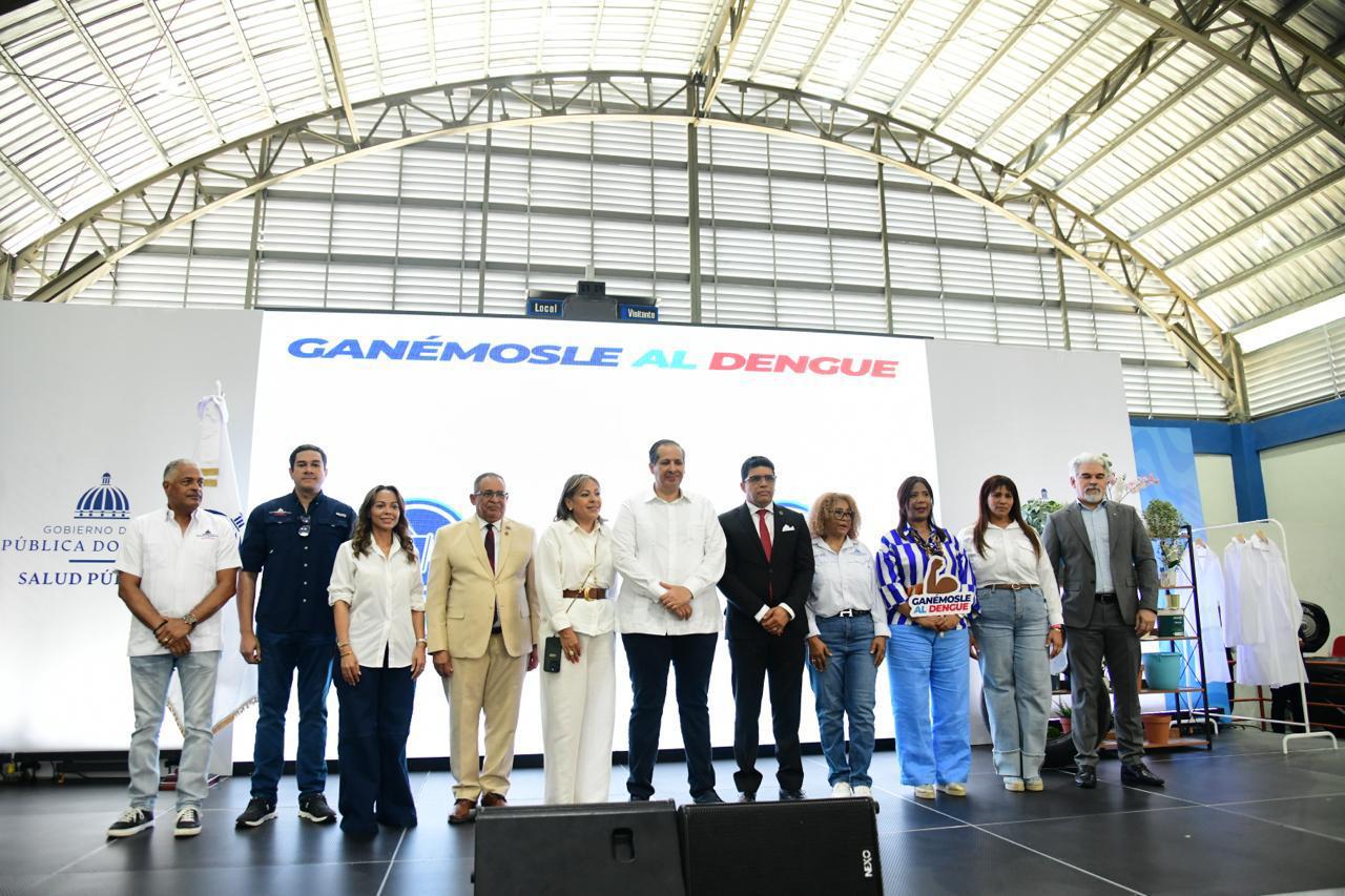 Ministro Salud refuerza campaña "Ganémosle al Dengue"