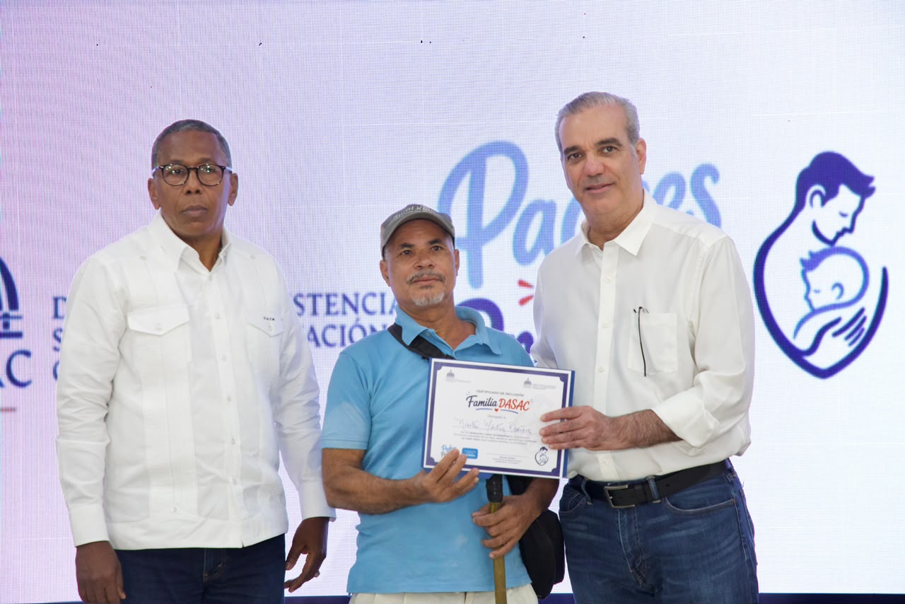 Abinader preside reconocimiento a miles de padres en jornada “Padres que Protegen” de Dasac