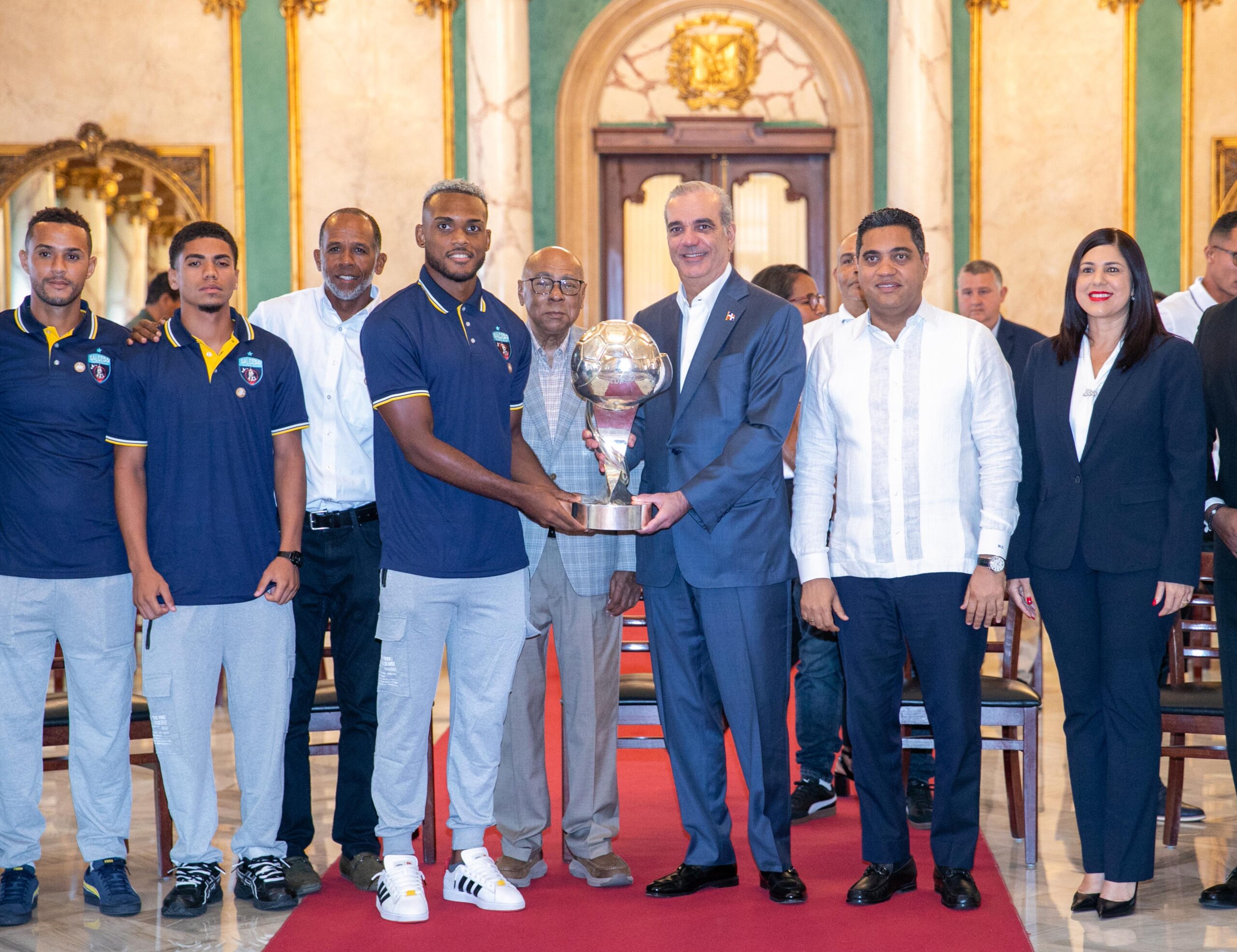 Abinader recibe en el Palacio Nacional al Salcedo Fútbol Club