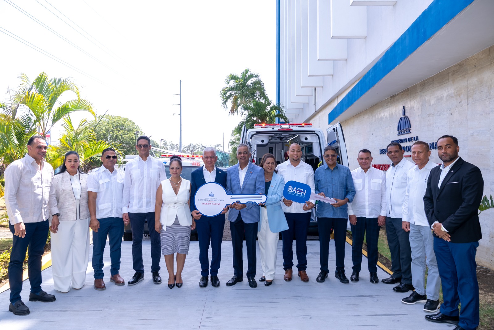 Gobierno fortalece la salud en Sánchez Ramírez con entrega de ambulancias