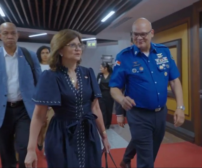 Raquel Peña regresa al país tras concluir agenda internacional