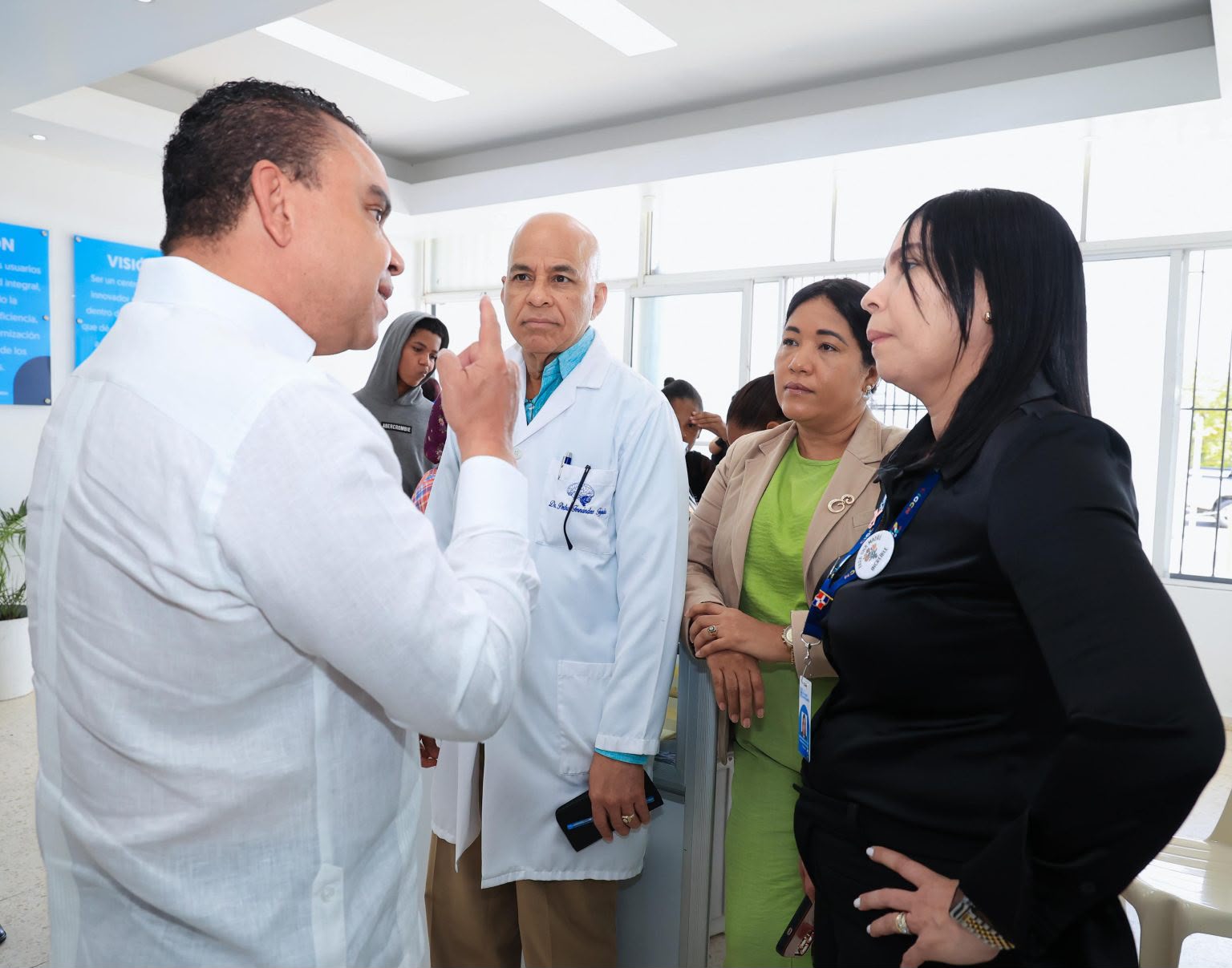 Director del SNS visita Hospital Jacinto Ignacio Mañón y ordena agilizar atención a los pacientes