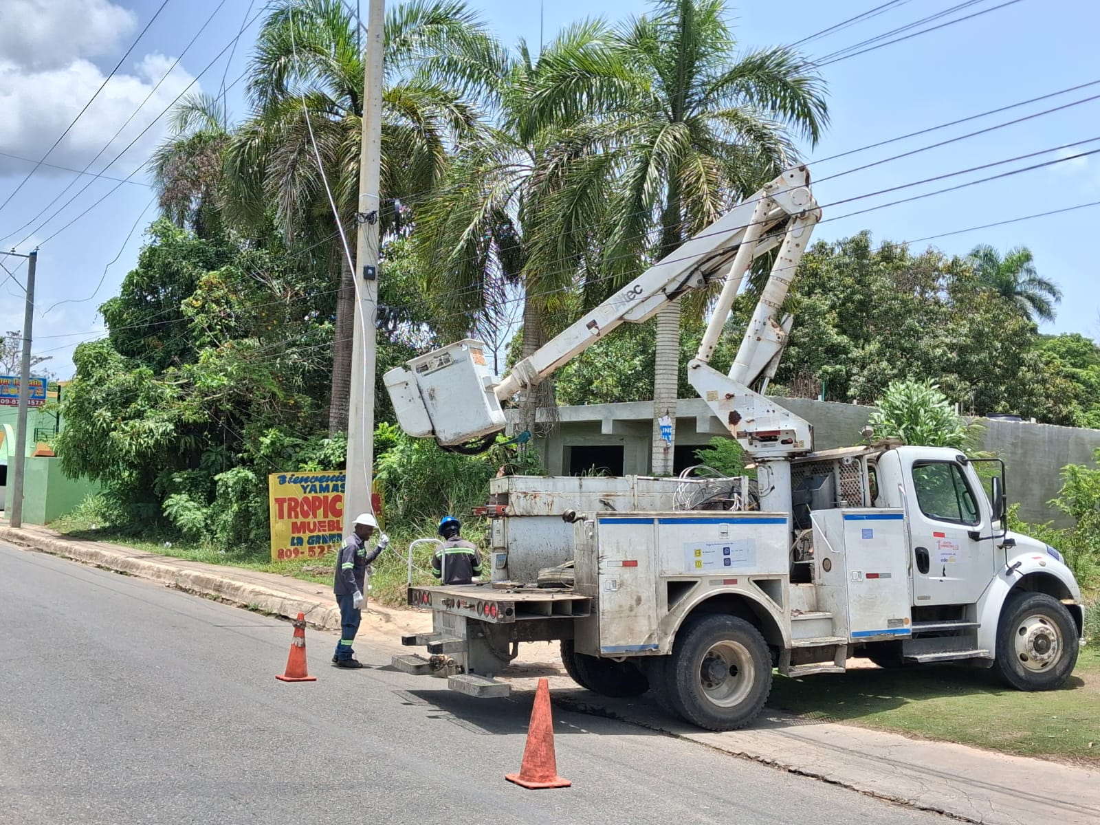 Edeeste construye redes eléctricas para fortalecer servicio en Yamasá y Peralvillo