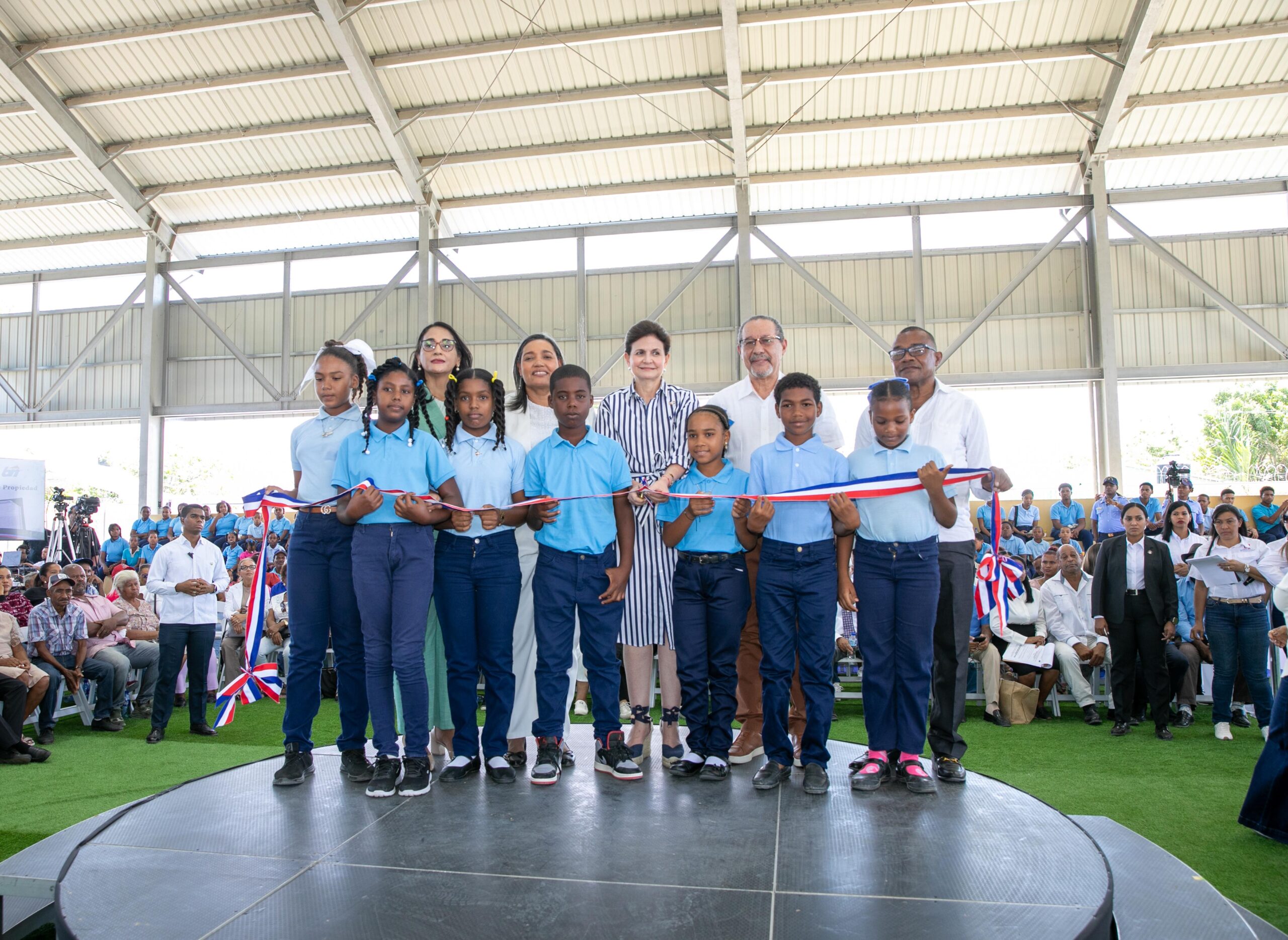 Vicepresidenta Raquel Peña entrega techado de escuela en Pueblo Viejo, Azua