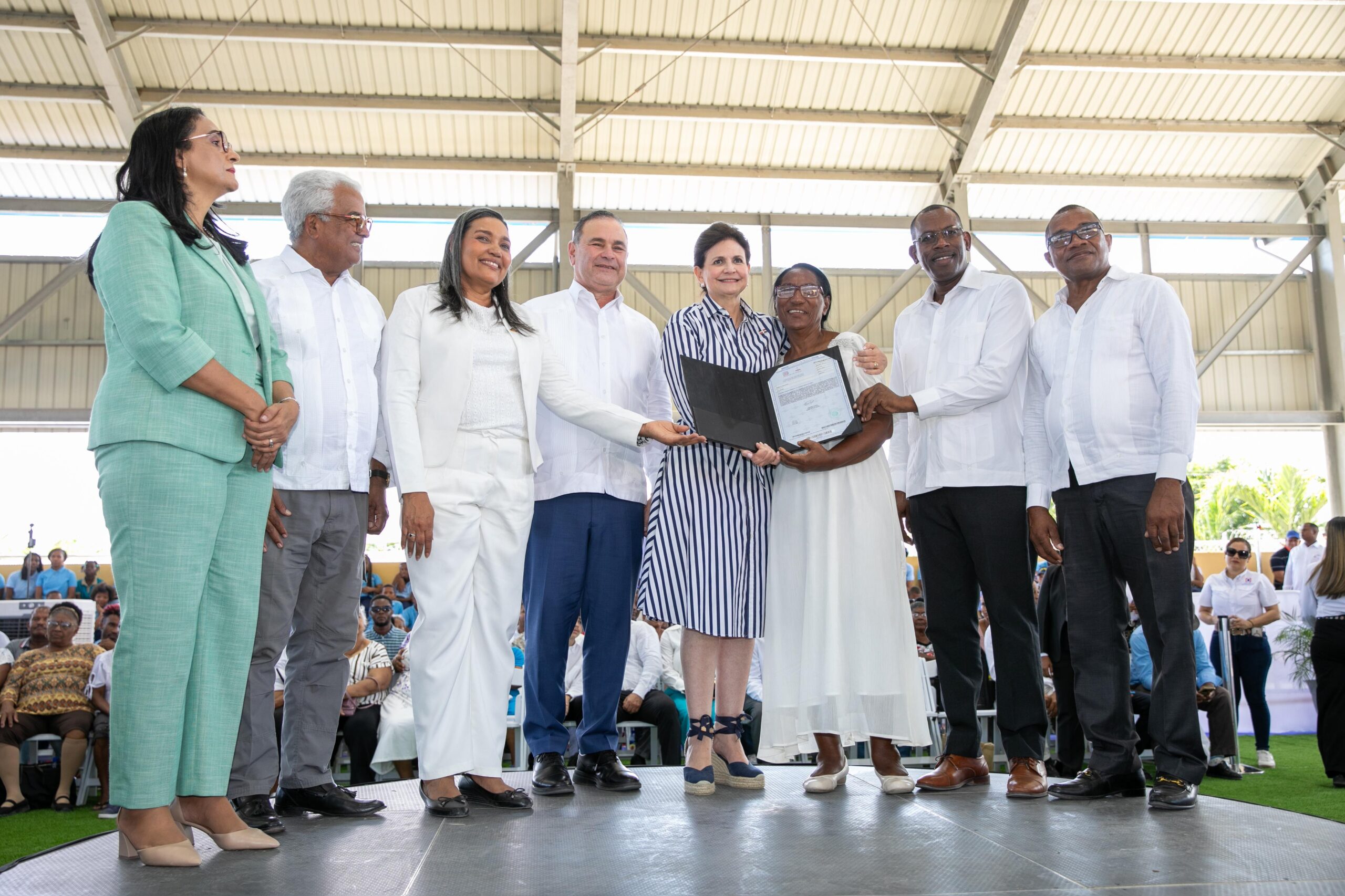 Gobierno entrega 450 títulos de propiedad en Guayacanal, de Azua