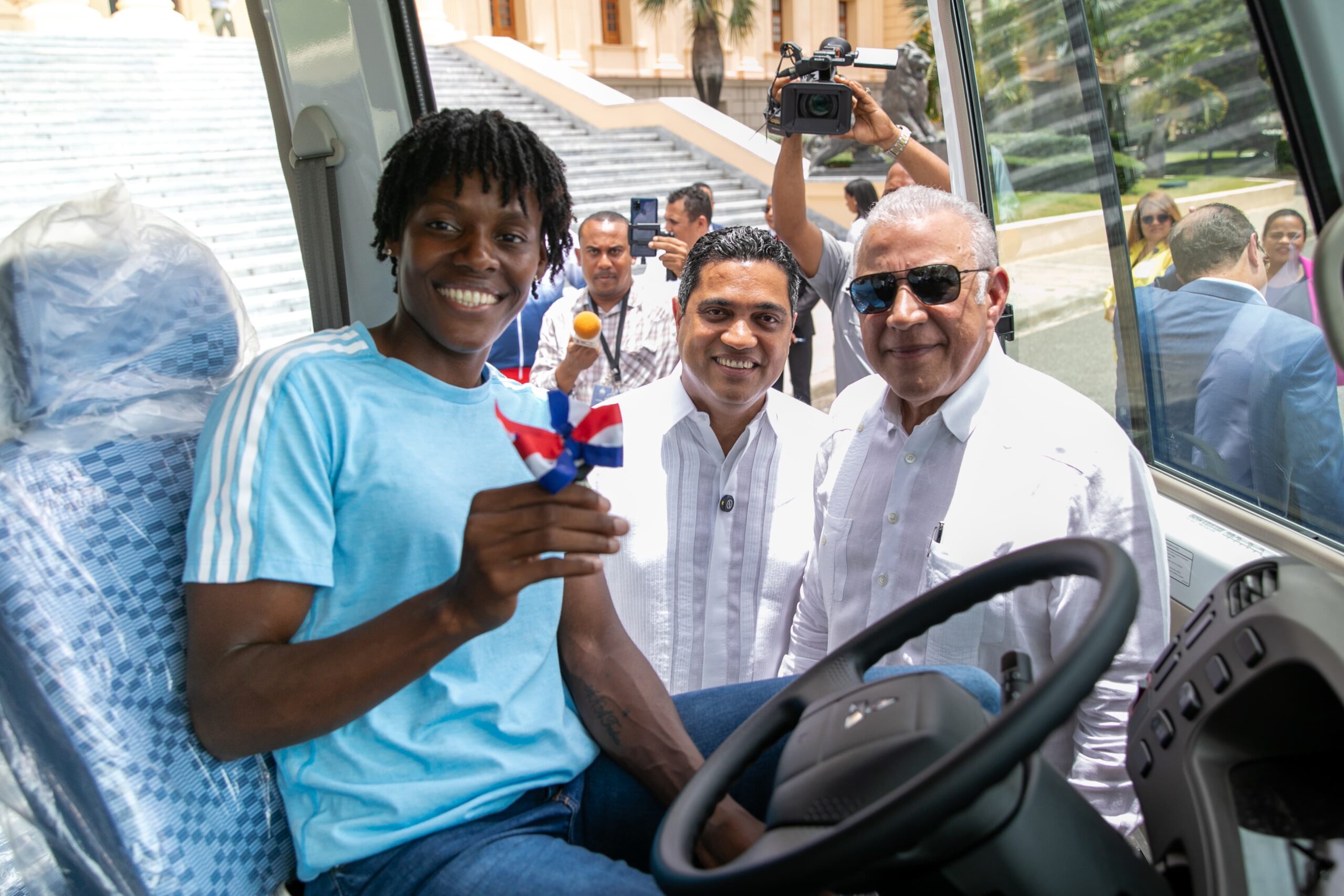 Gobierno entrega autobús a Fundación Creando Sonrisas Eternas