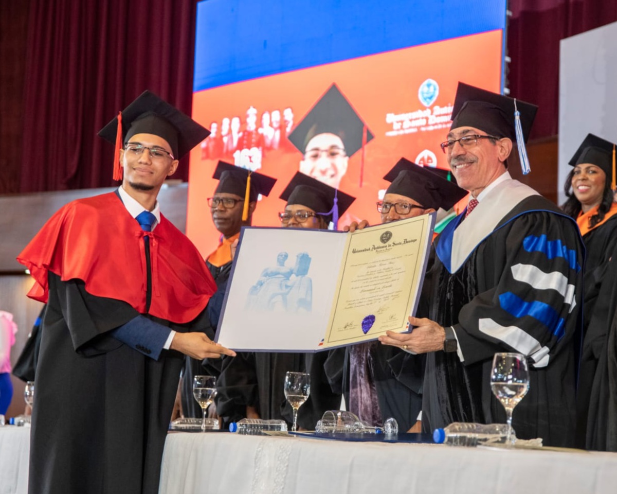 UASD gradúa más de 700 nuevos profesionales