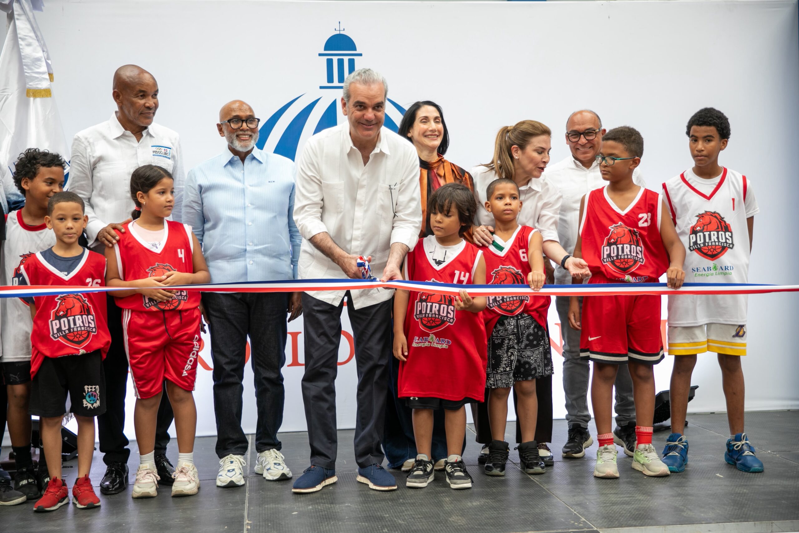 Gobierno inaugura techado del Centro Educacional Santo Cura de Ars en Capotillo, DN