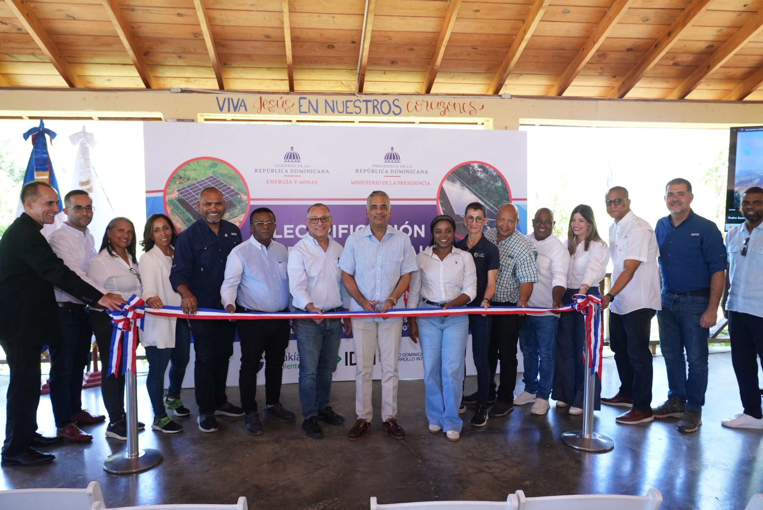 Gobierno lleva energía eléctrica a ocho comunidades montañosas de Pedro Santana