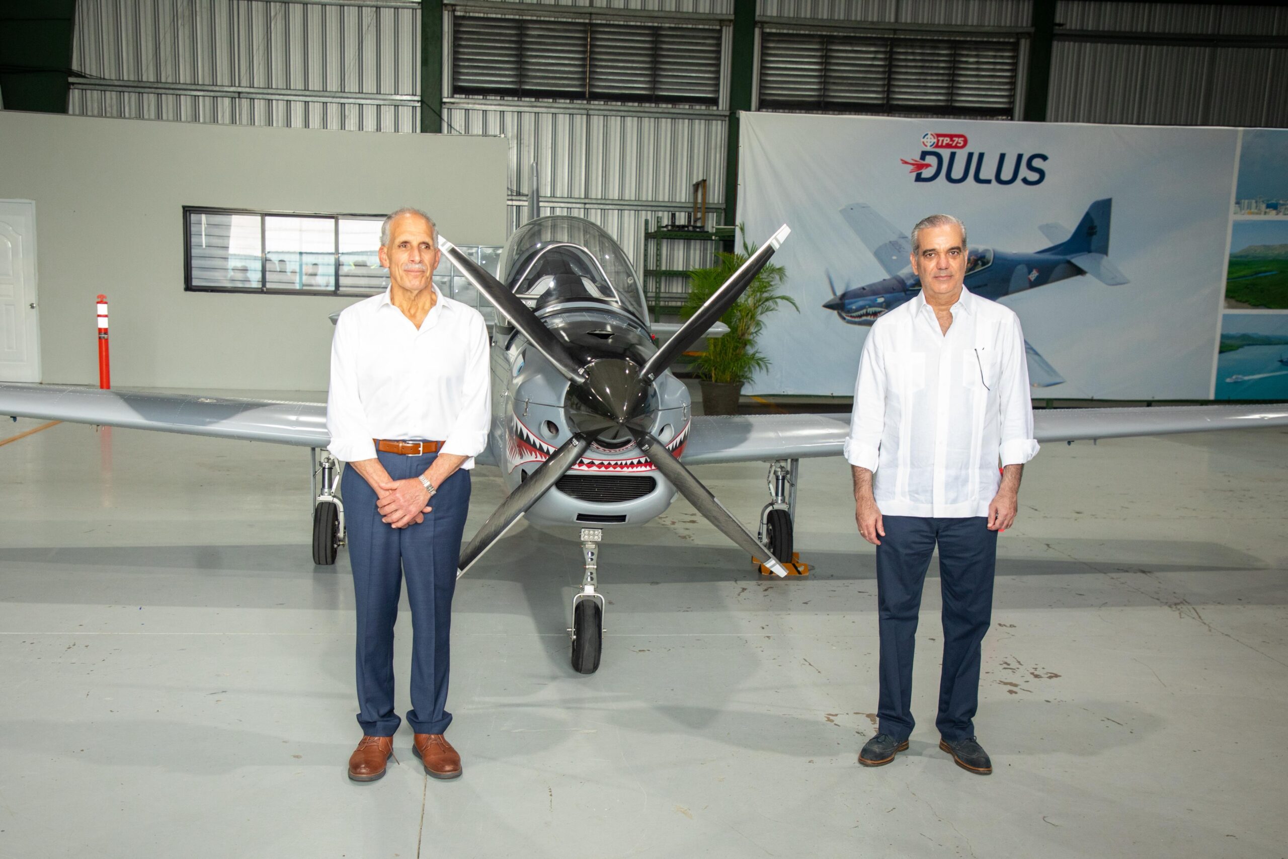 Presidente Abinader y su homólogo de&nbsp; Honduras en la Base Aérea de San Isidro observan ensamblaje avión