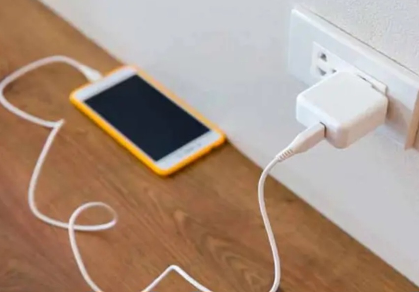 Cargar el celular en la noche o en la mañana ayuda a ahorrar energía: la verdad