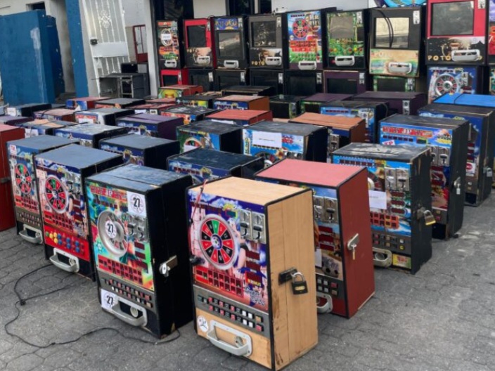 Retienen 50 máquinas tragamonedas y 12 motocicletas usadas en carreras clandestinas
