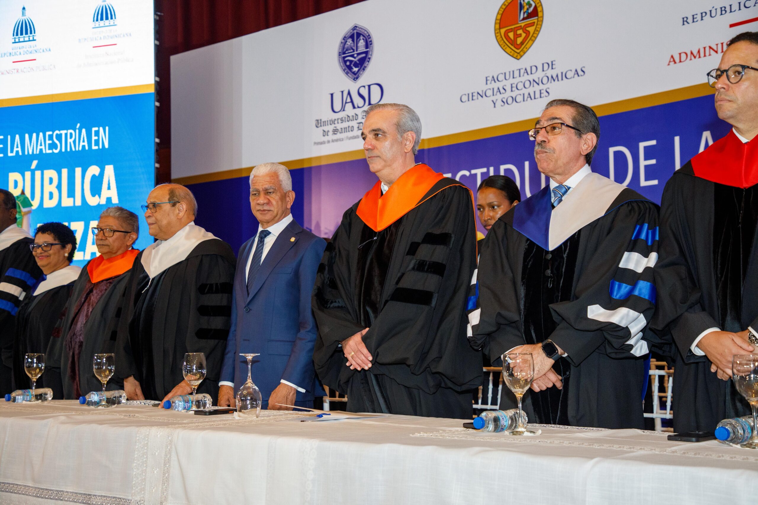 Abinader llama a 147 servidores públicos graduados ejercer sus funciones con ética
