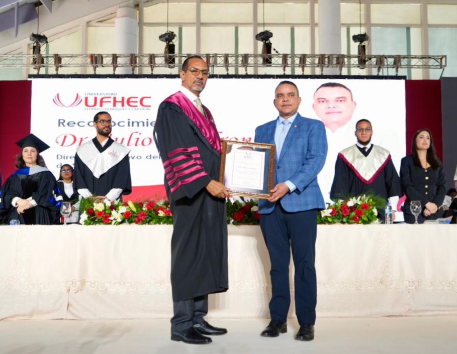 Ufhec reconoce al director del SNS durante graduación