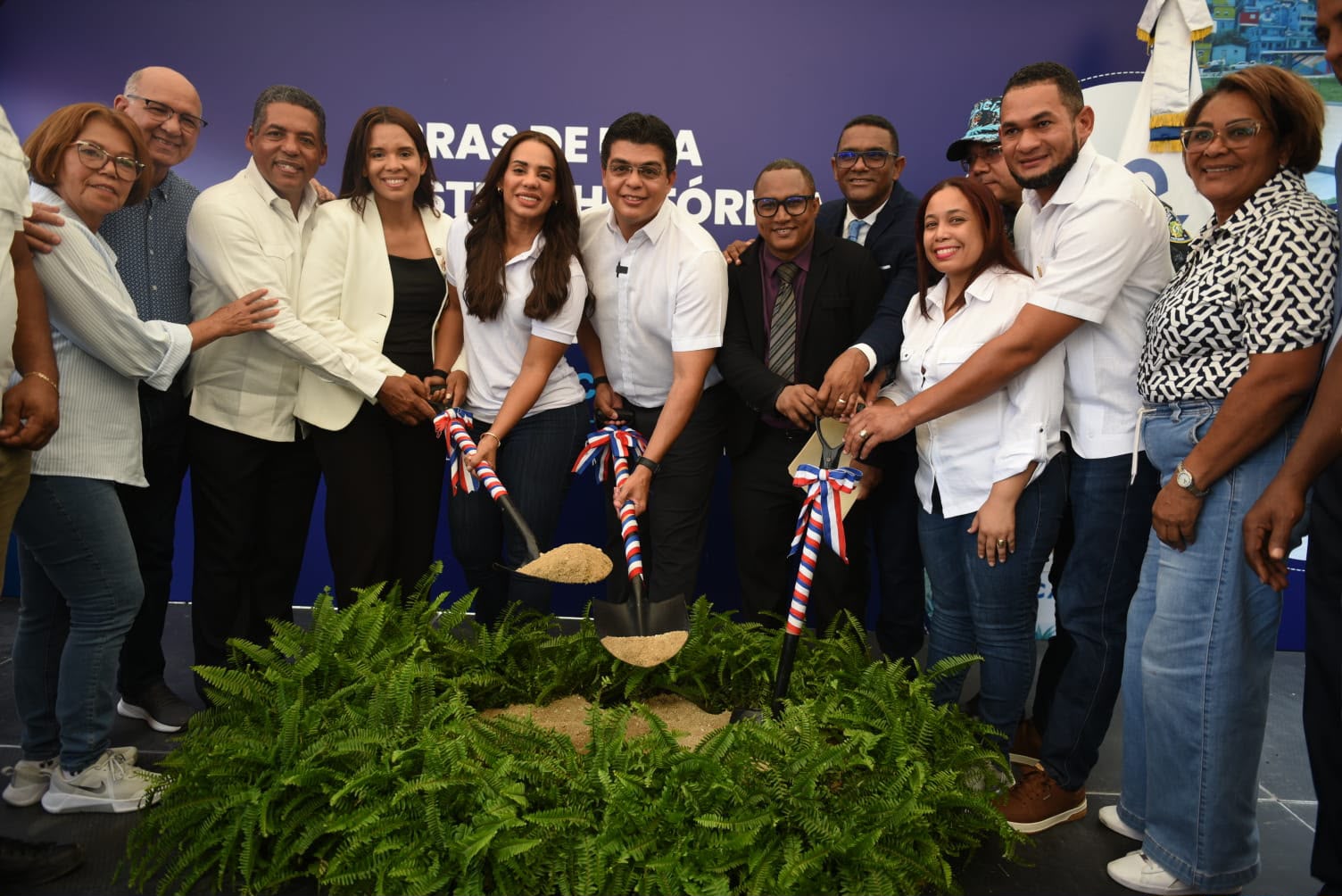 Fellito Suberví inicia saneamiento de cañada en Los Guaricanos