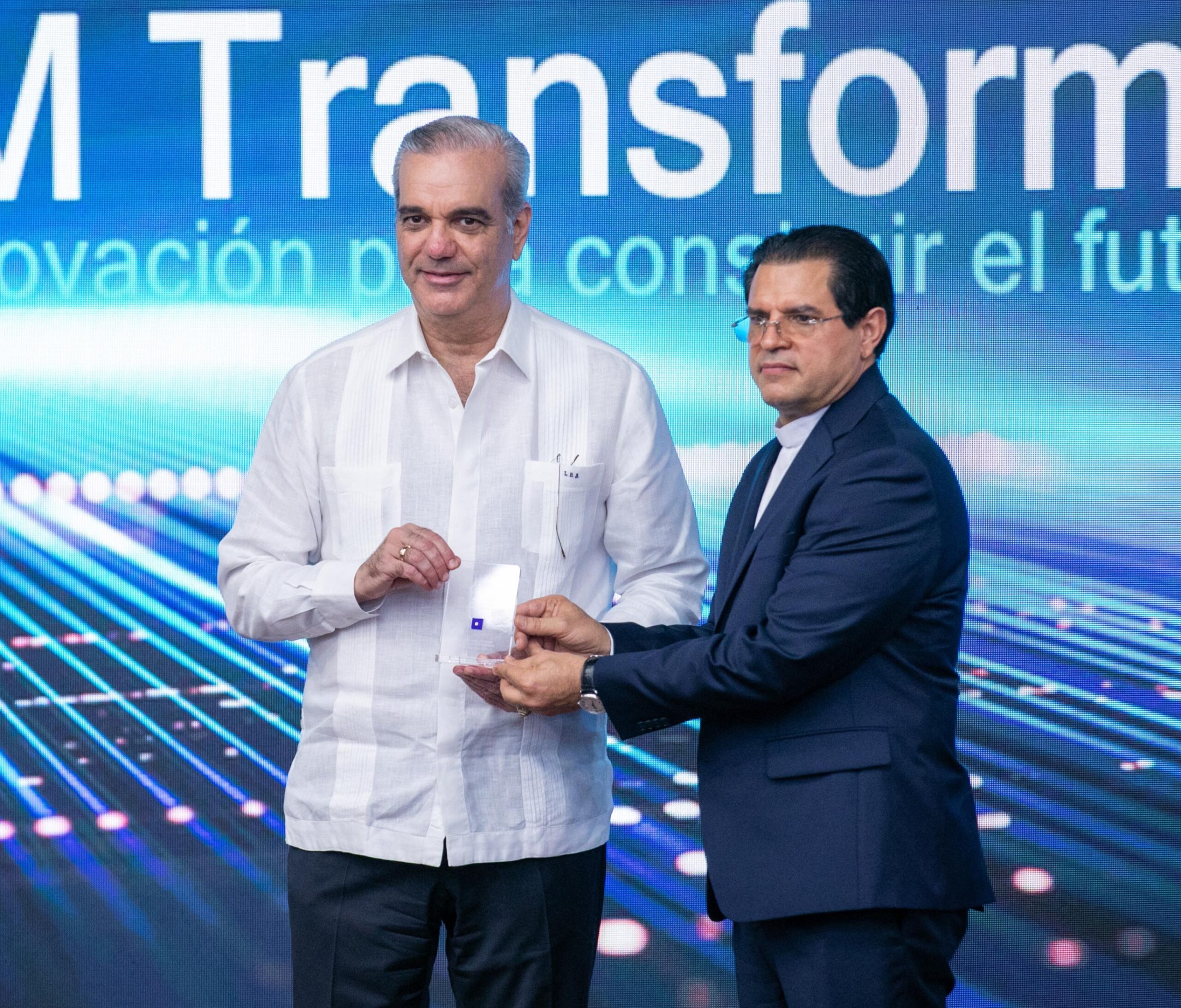 Abinader respalda creación laboratorio de semiconductores de la PUCMM