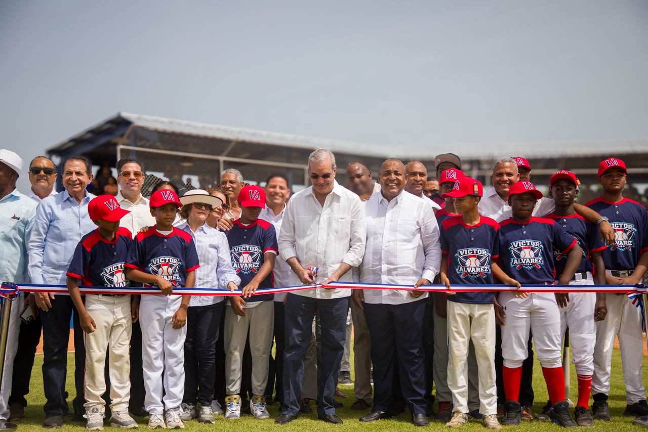 Presidente Abinader inaugura campo de béisbol en Pizarrete