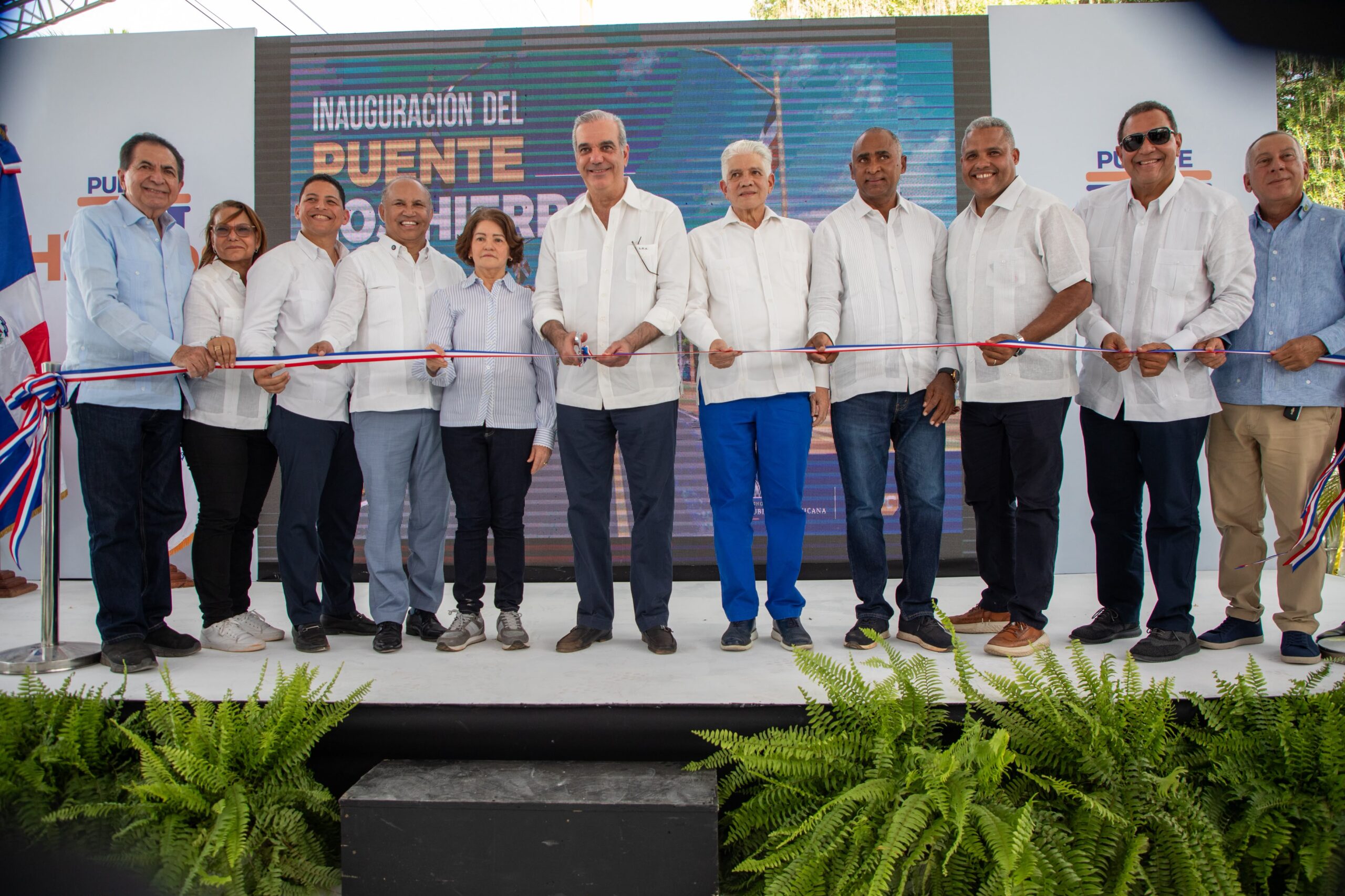 Gobierno inaugura puente Los Hierros en Baní