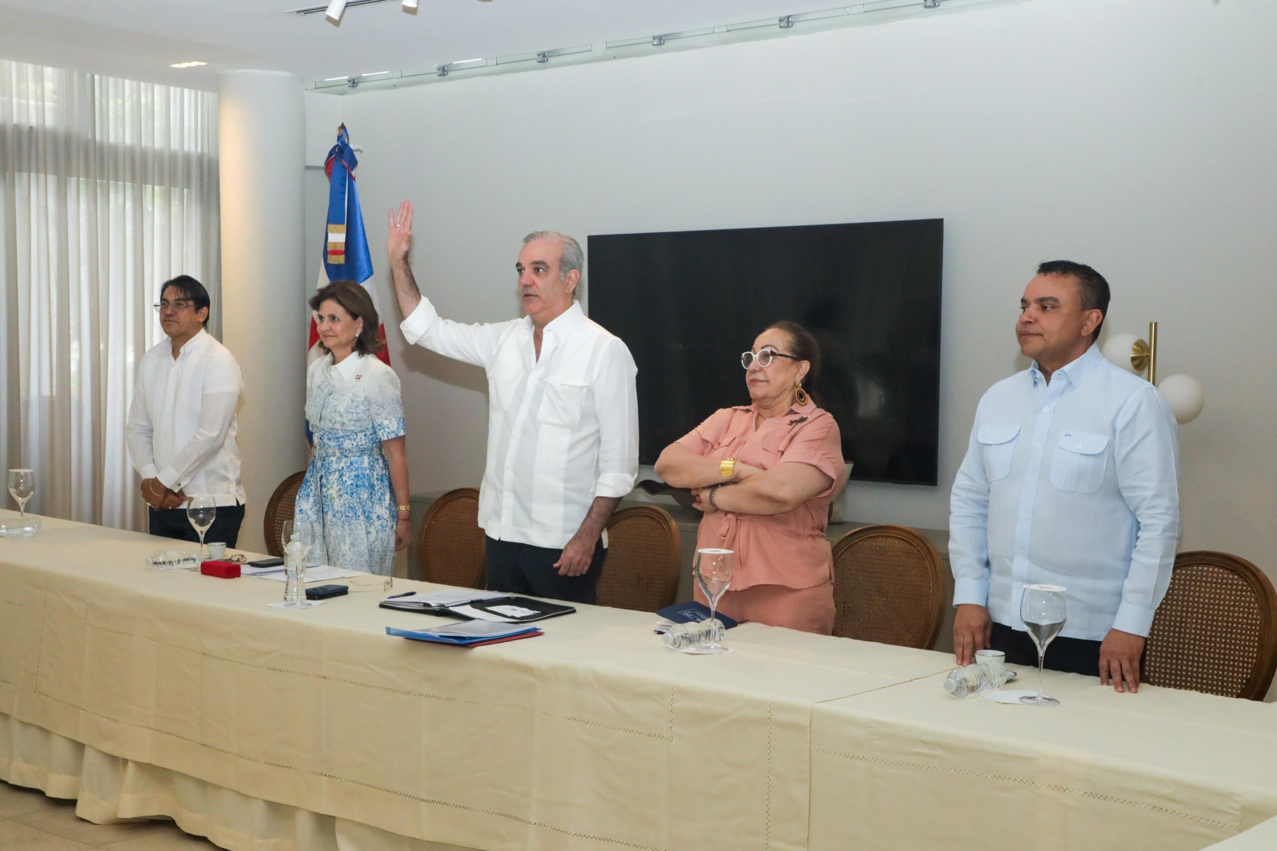 Presidente Abinader juramenta voluntariado Hospital Periférico Monte Adentro