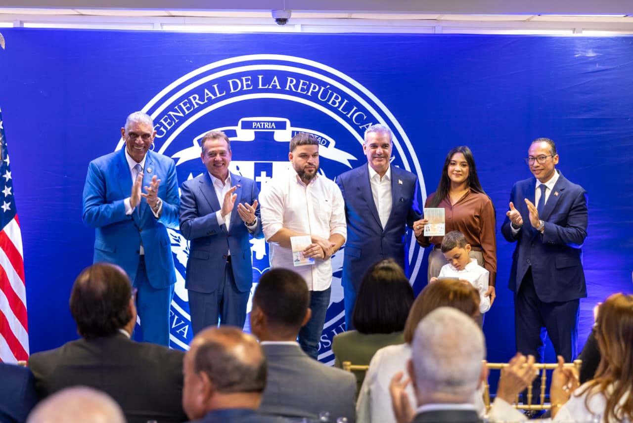 Abinader entrega Pasaporte Electrónico para dominicanos en NY, NJ y Boston
