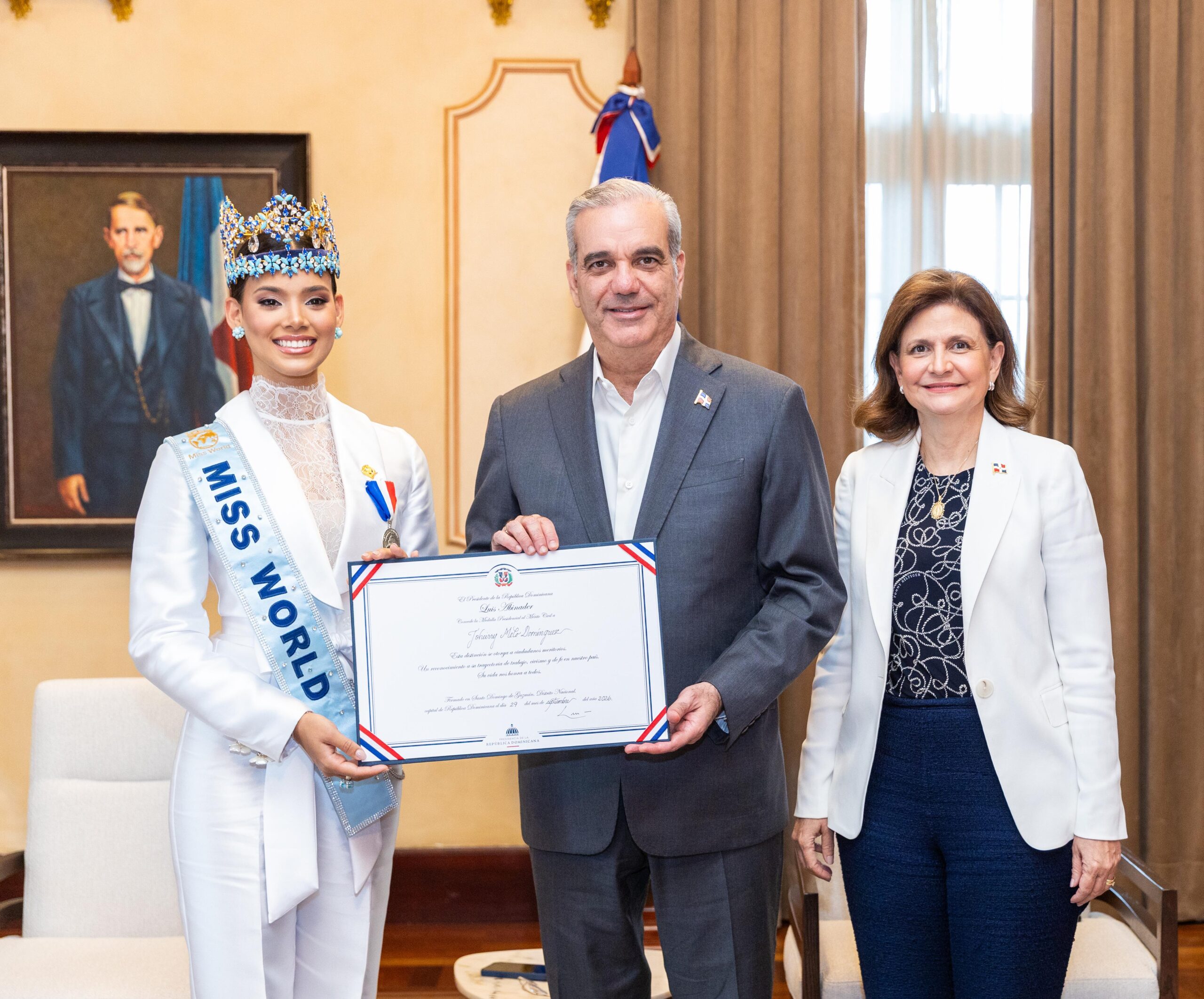 Abinader recibe en el Palacio Nacional a Miss Mundo 2026, Joheirry Mola