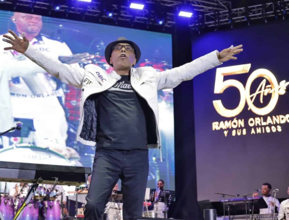 Con el Estadio Olímpico lleno, Ramón Orlando celebra cinco décadas en la música