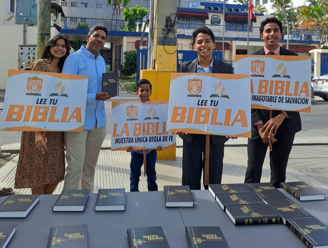 Iglesia Adventista realiza entrega de Biblias gratis en sectores del DN
