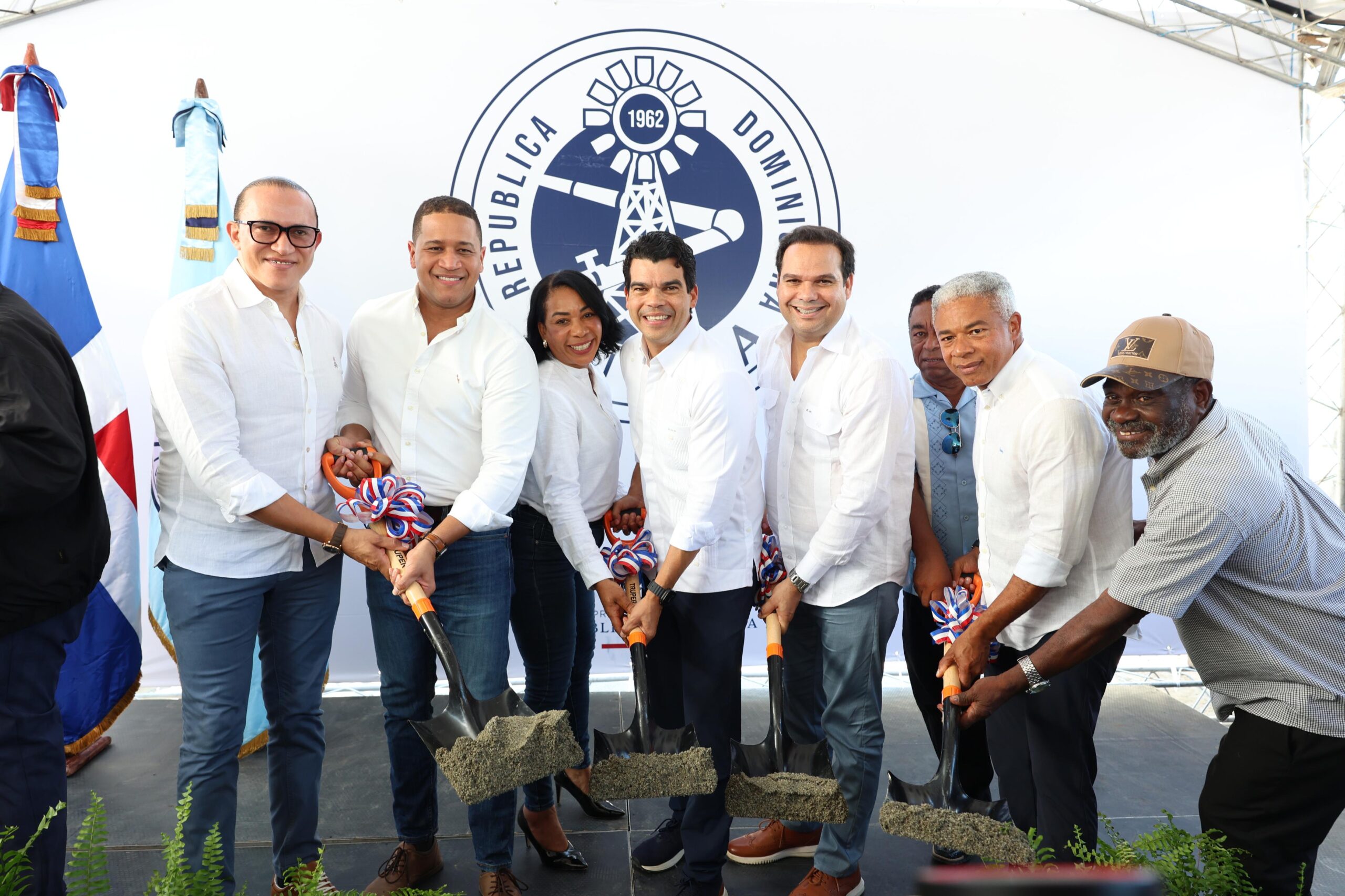 Wellington Arnaud construye alcantarillado sanitario de El Córbano, provincia San Juan