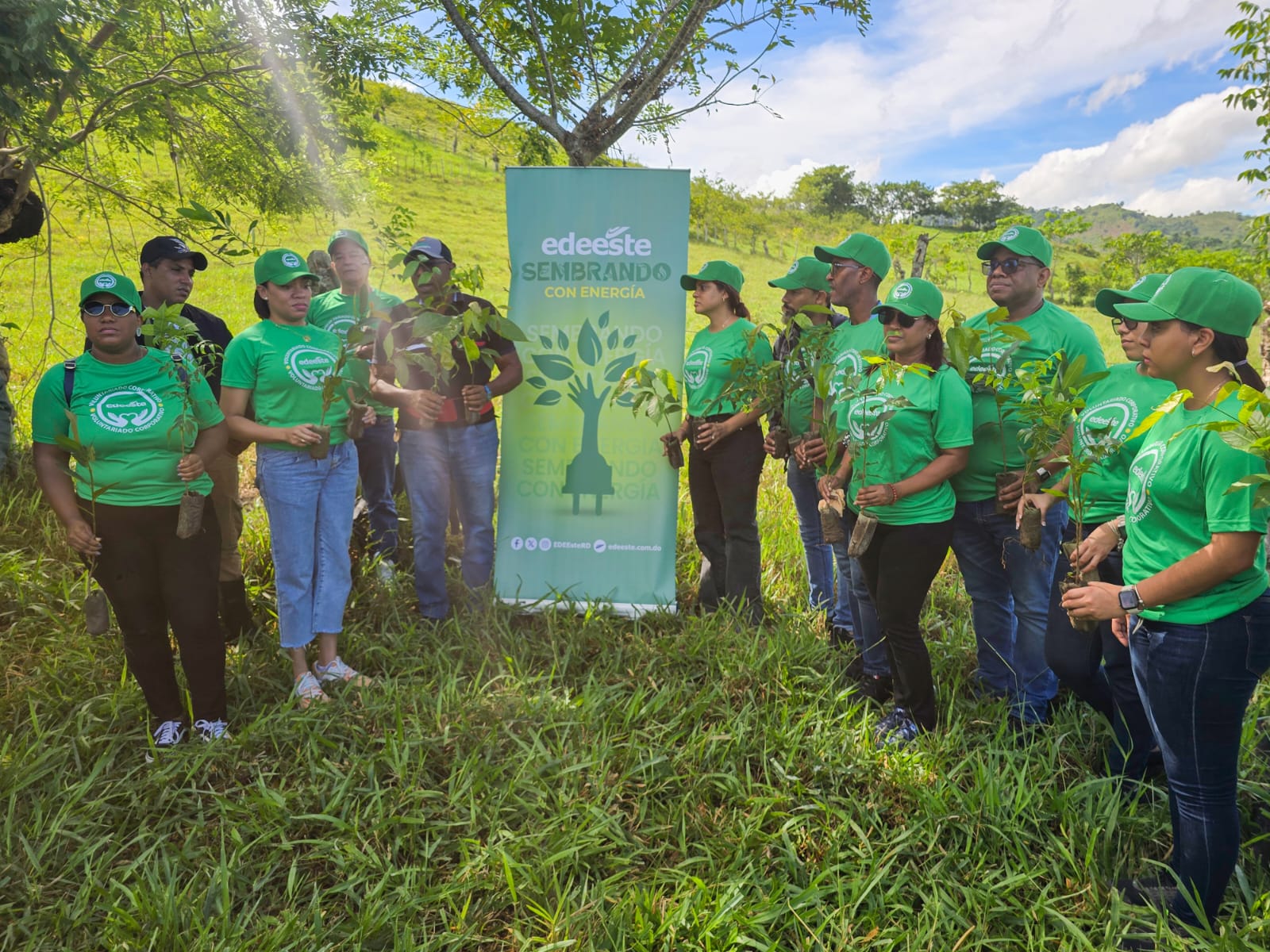 Edeeste y Medio Ambiente reforestan en el Seybo