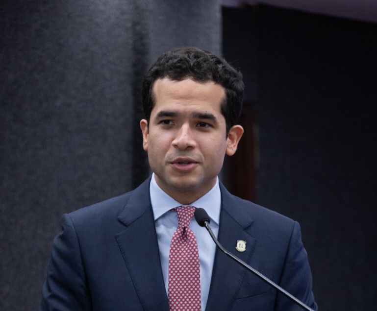 Senador pide más fiscalización y equilibrio en CN