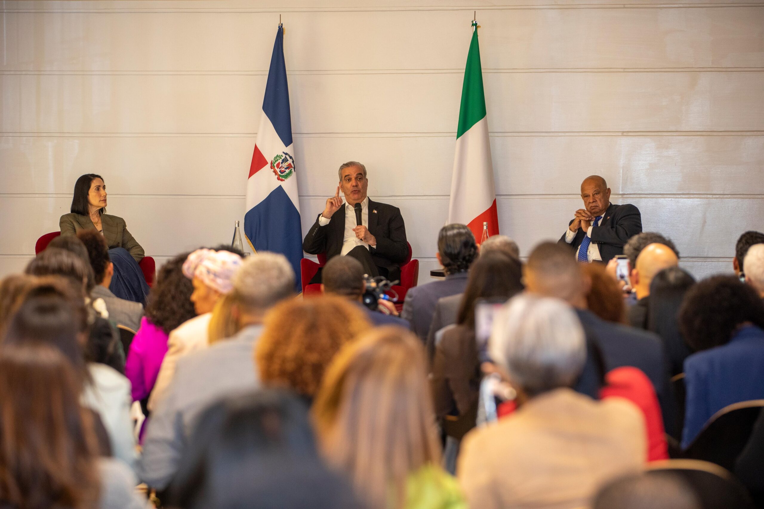 Abinader anuncia a dominicanos en Italia establecerá Casa de la Cultura Dominicana desde enero