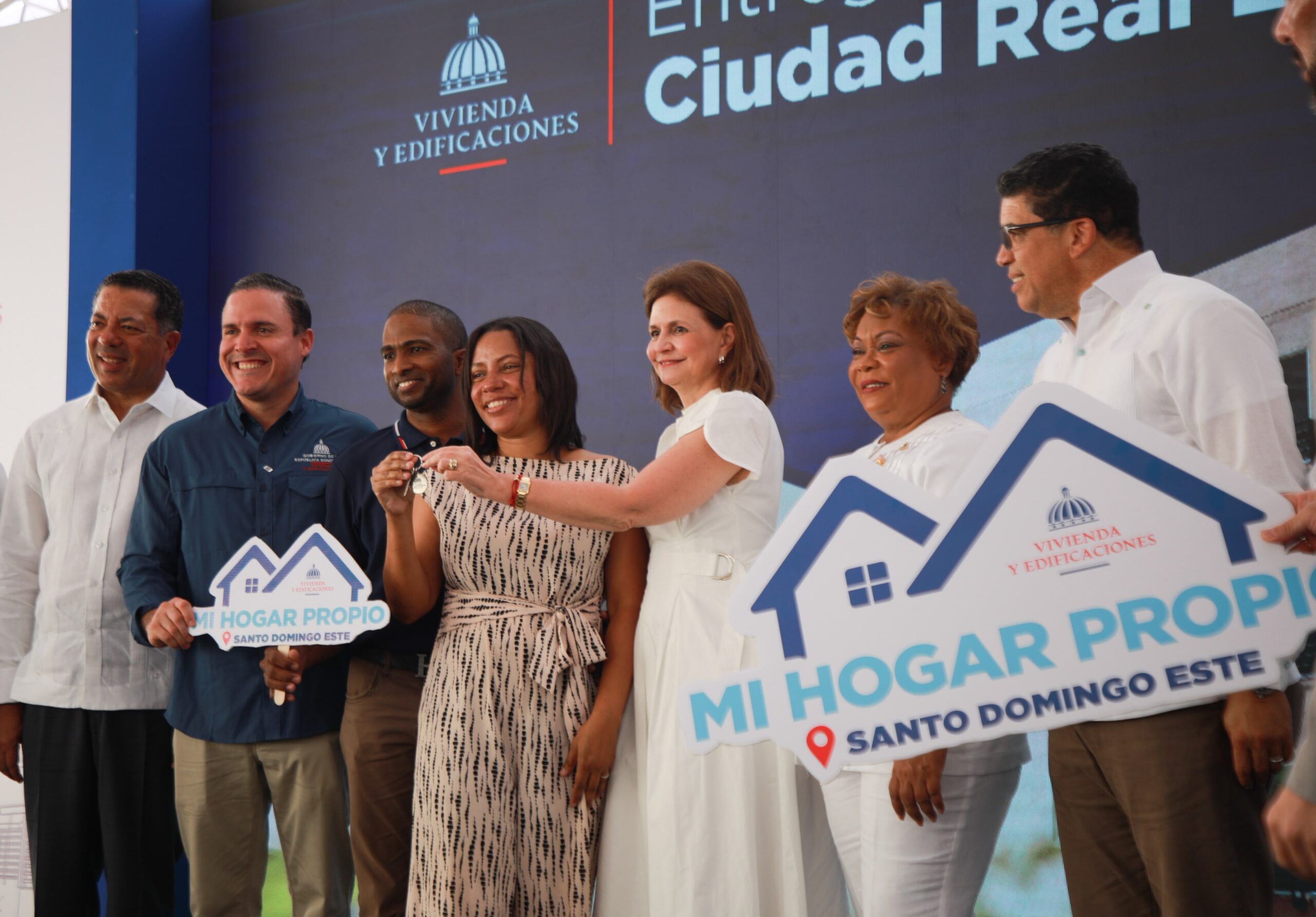 Gobierno entrega 836 apartamentos e inaugura escuela en Santo Domingo Este