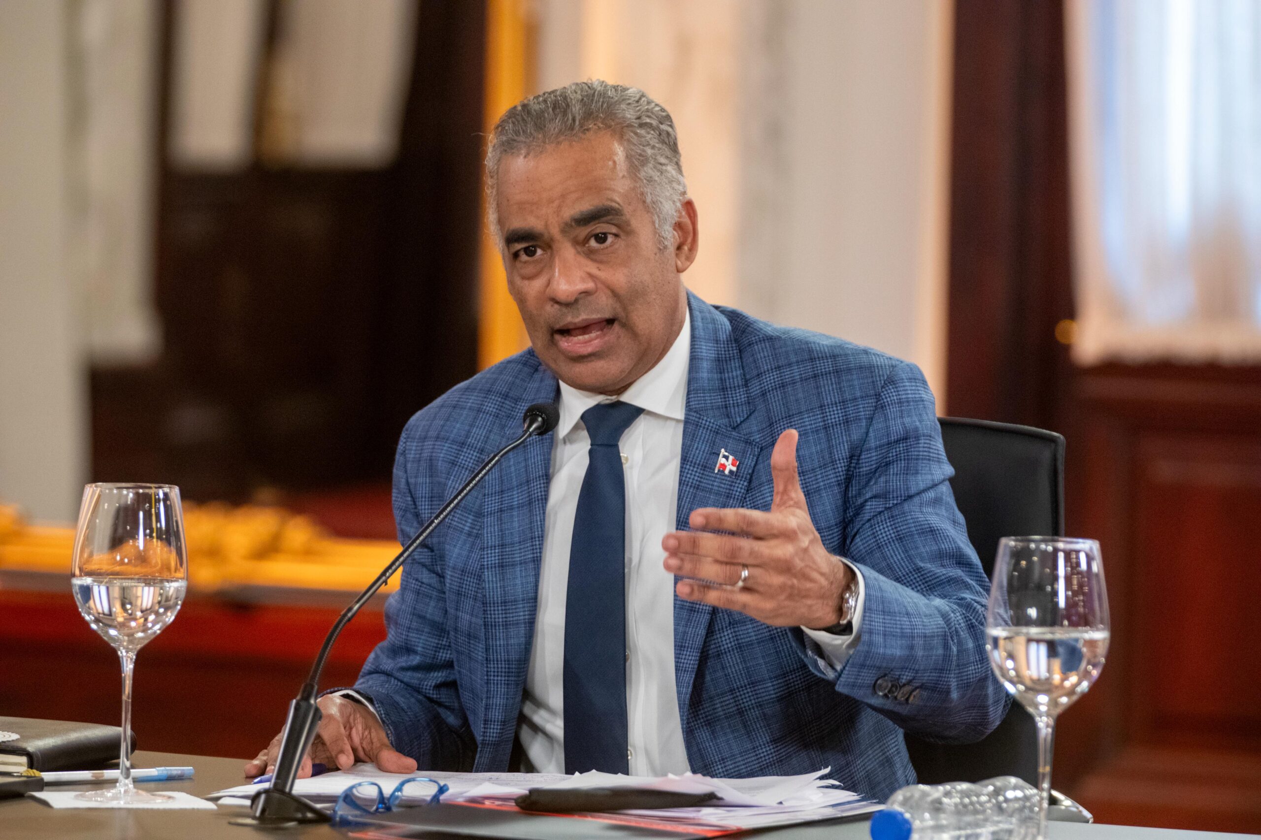 Gobierno congela tarifa eléctrica y refuerza subsidios