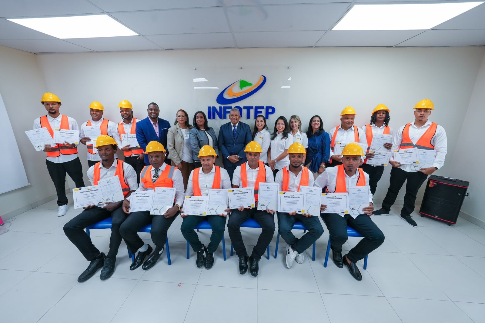Infotep certifica 12 como operadores retroexcavadora
