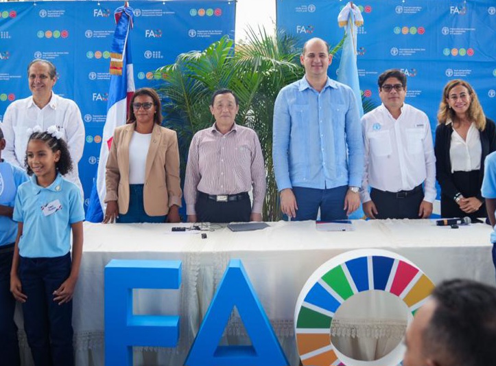 Director de la FAO visita escuela de Monte Plata