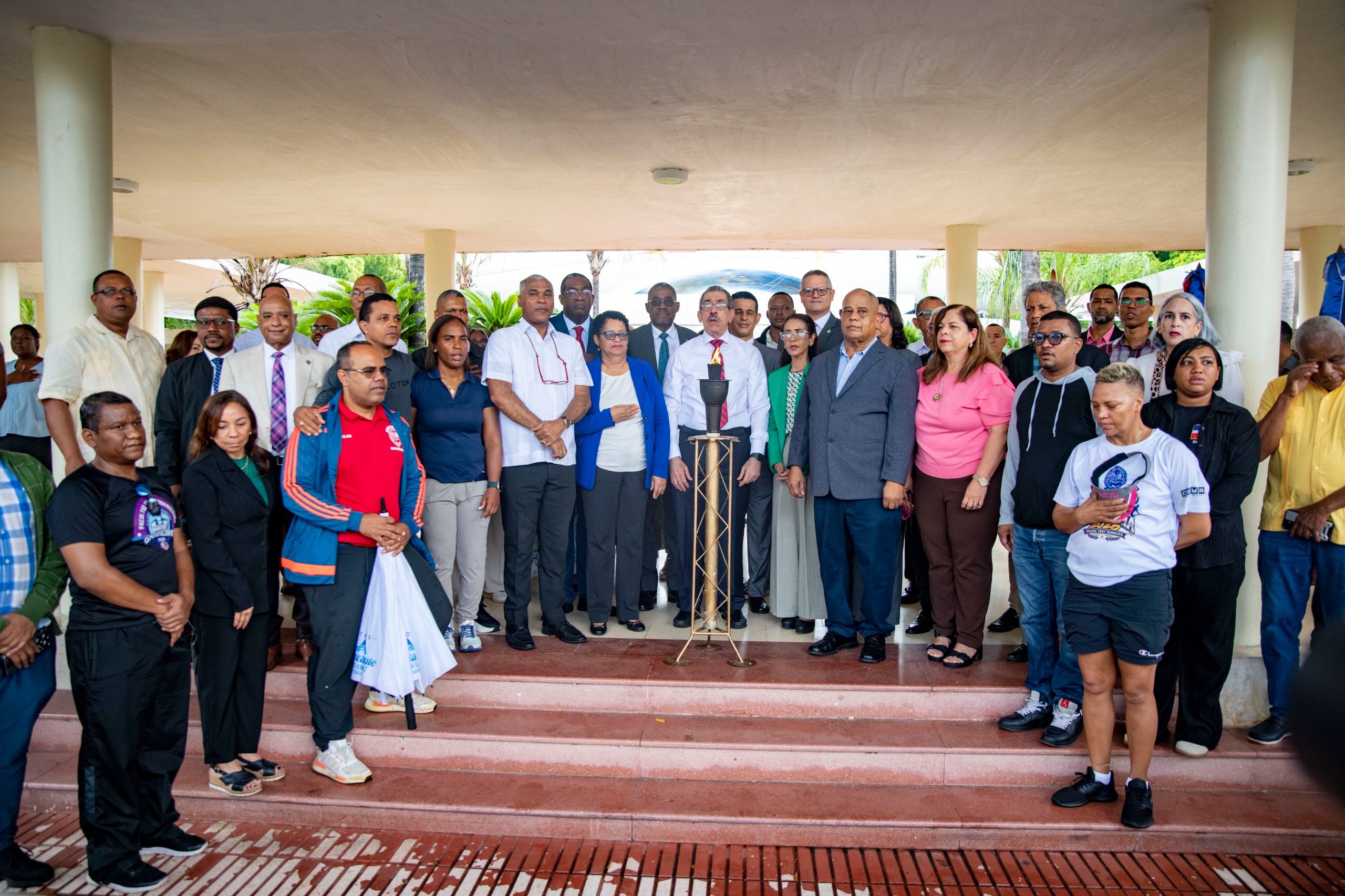 Rector UASD recibe antorcha y anuncia celebración juegos Tony Barreiro